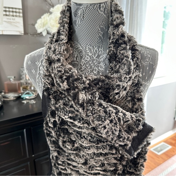 Dolce Cabo Faux Fur & Faux Leather Drape Vest Size S – Black/Gray - Picture 6 of 16